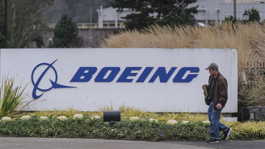 Ações da Boeing caem após queda de avião 737 no Sul da China