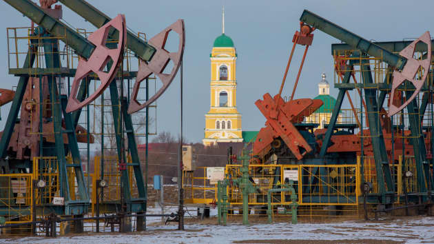 Preço do petróleo nos EUA sobe 11% e barril chega a US$ 106, seu nível mais alto em 7 anos provocado pelo ataque da Rússia à Ucrânia