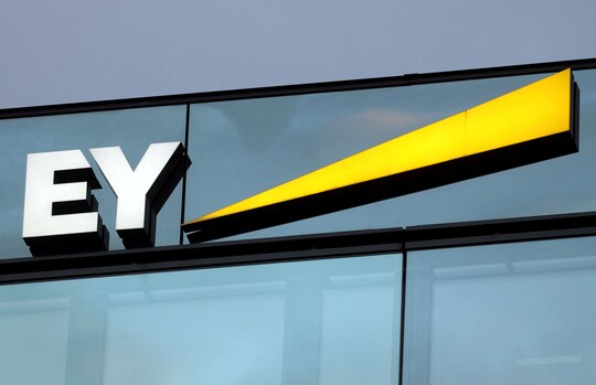 Ernst & Young é multada em US$ 100 milhões por trapacear em testes de ética Ernst & Young é multada em US$ 100 milhões por trapacear em testes de ética