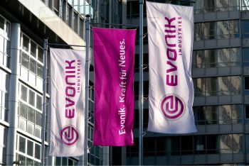 Lucro da Evonik cresce com preços mais altos e eleva previsão anual de vendas Lucro da Evonik cresce com preços mais altos e eleva previsão anual de vendas