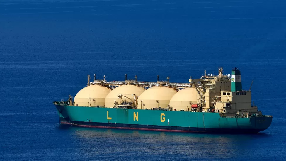 Os navios cheios de gás esperando na costa da Europa Os navios cheios de gás esperando na costa da Europa