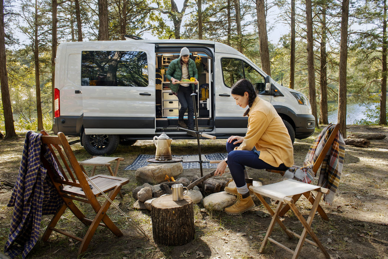 Ford Transit Trail 2023 visa a multidão de RV