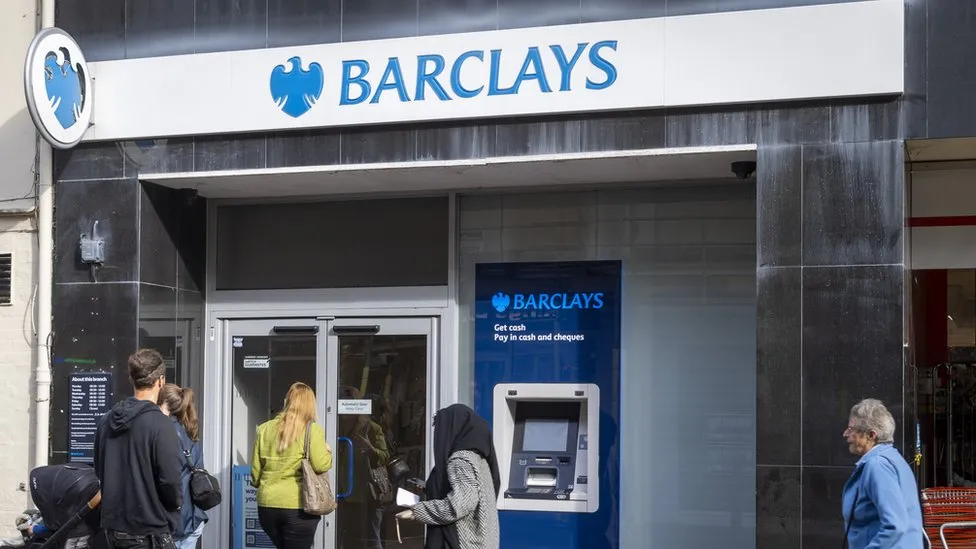 Barclays cortará 900 empregos no Reino Unido, diz sindicato Unite Barclays cortará 900 empregos no Reino Unido, diz sindicato Unite
